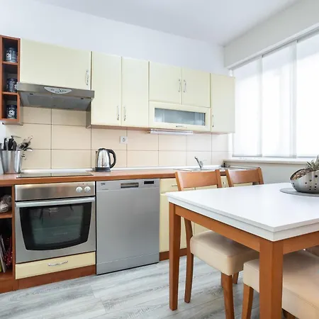 Apartman Apartment May Split